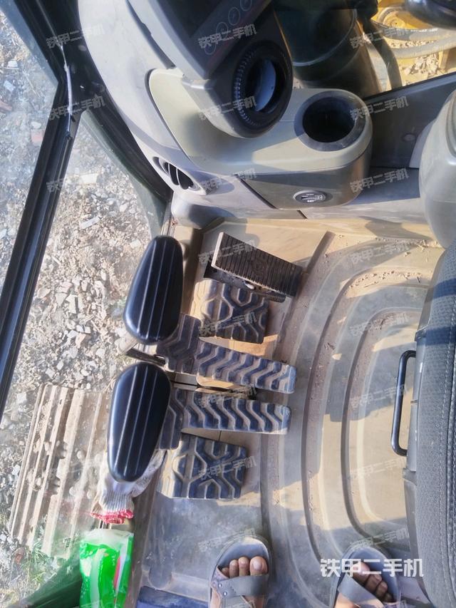 行走控制手柄和踏板?俯拍（駕駛室部分）