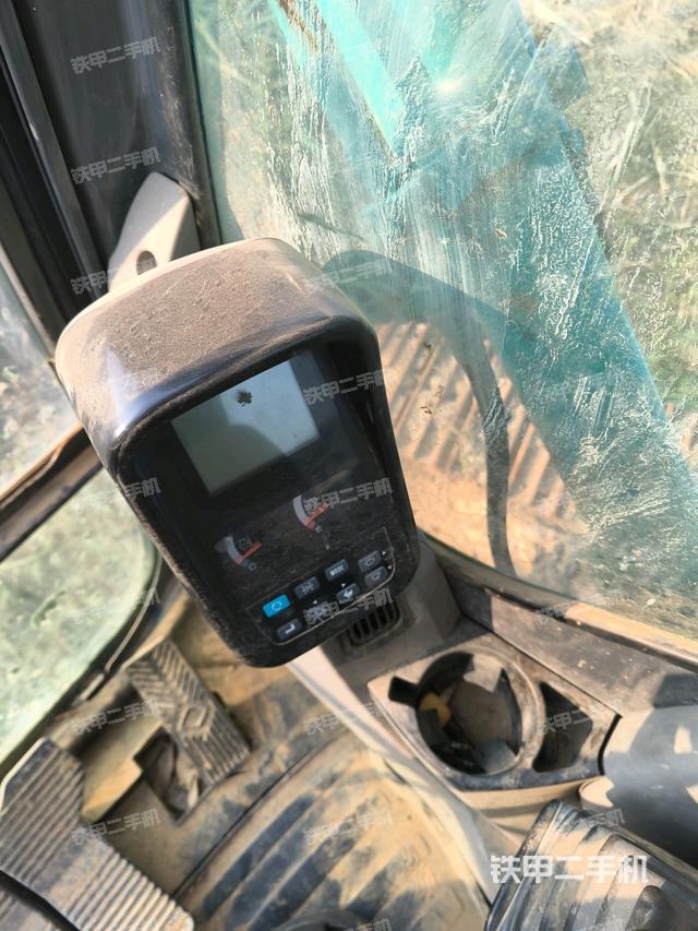 行走控制手柄和踏板 俯拍（驾驶室部分）