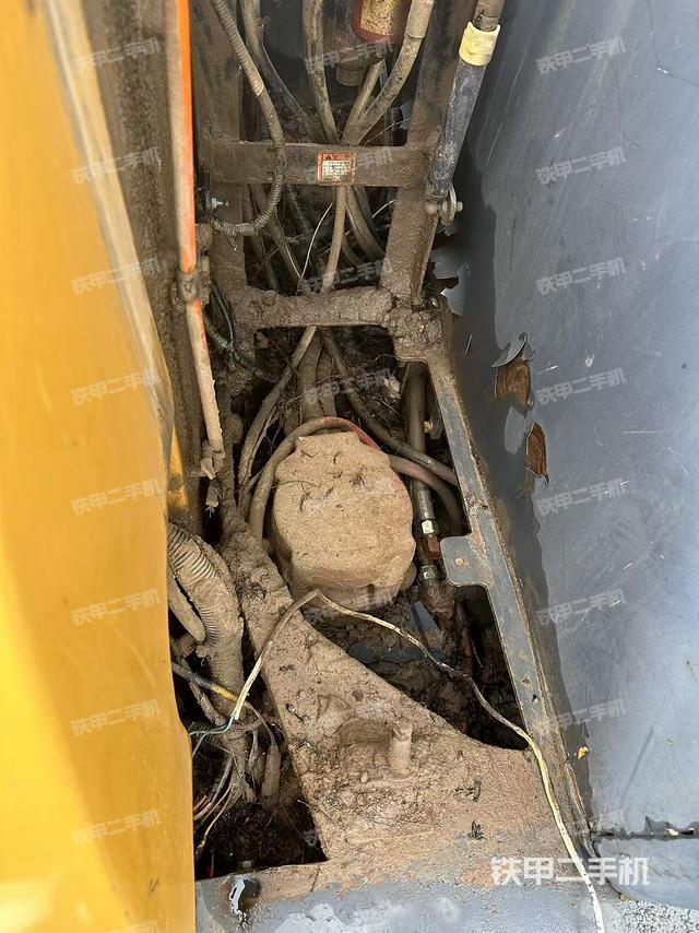 回轉(zhuǎn)馬達(dá)和主控閥（整機(jī)外觀）