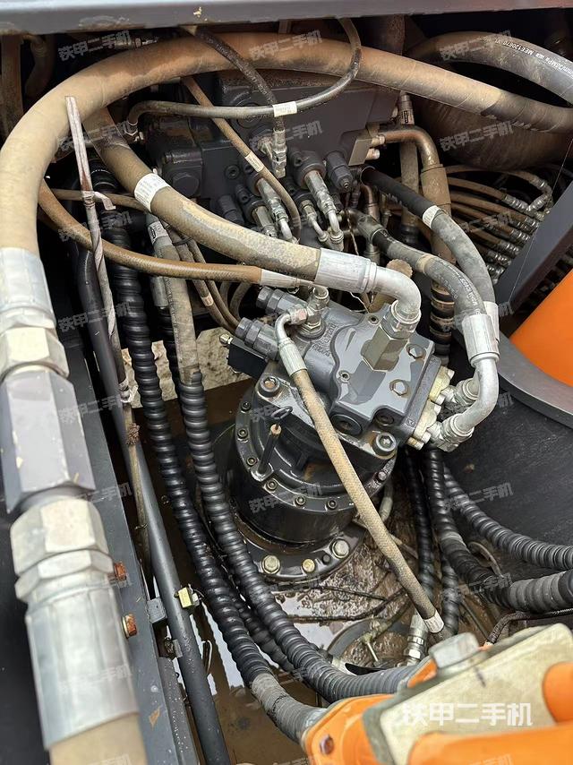 回转马达和主控阀（整机外观）