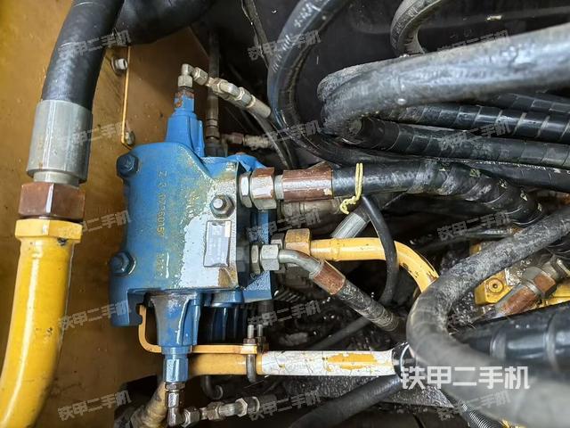 回轉(zhuǎn)馬達(dá)和主控閥（整機(jī)外觀）