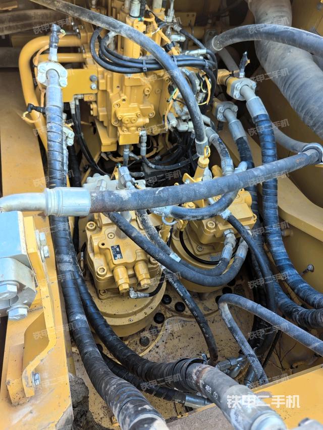 回轉(zhuǎn)馬達(dá)和主控閥（整機(jī)外觀）