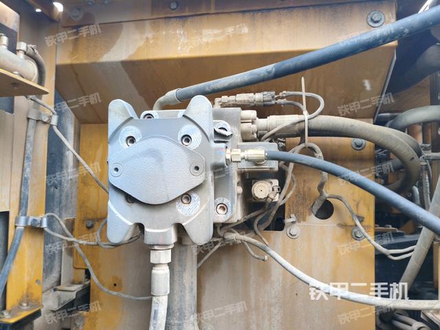 液壓泵艙室正面整體（整機外觀）