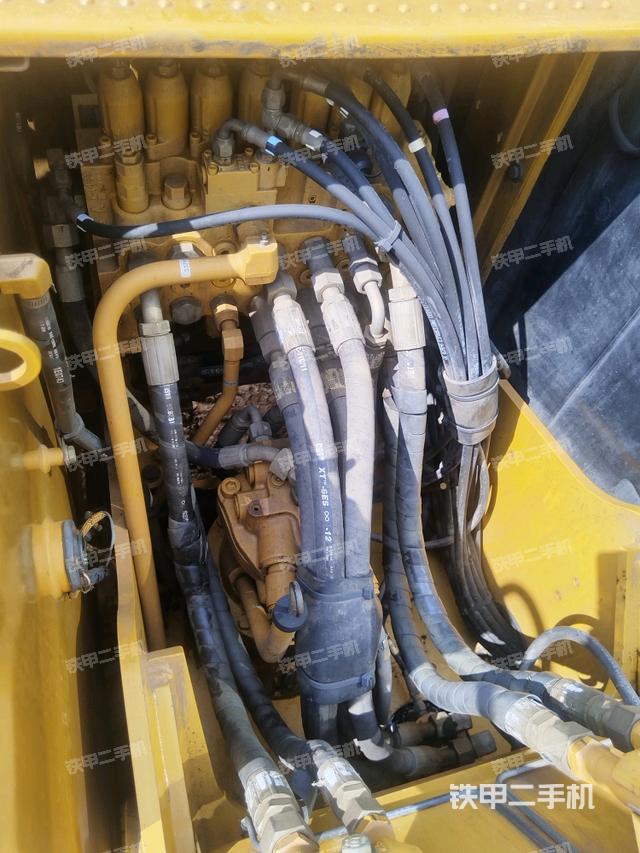 回轉(zhuǎn)馬達(dá)和主控閥（整機(jī)外觀）