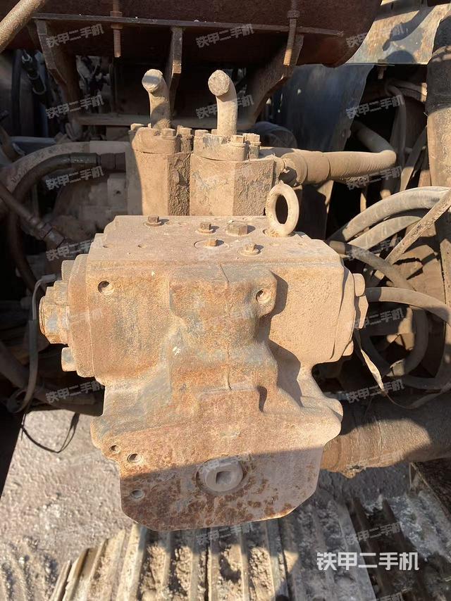 液压泵舱室正面整体（整机外观）