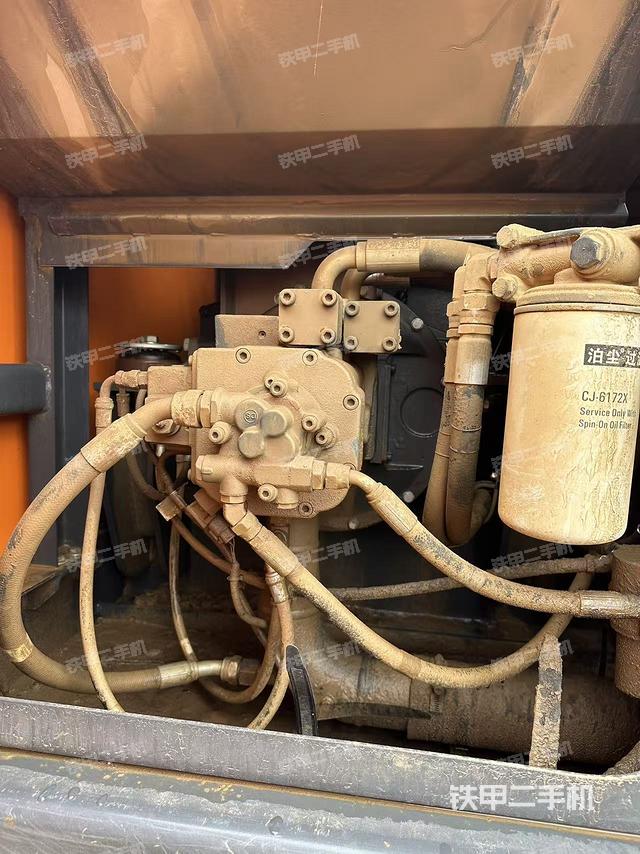 液压泵舱室正面整体（整机外观）