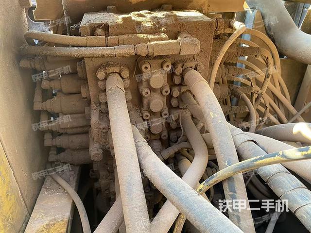 回转马达和主控阀（整机外观）