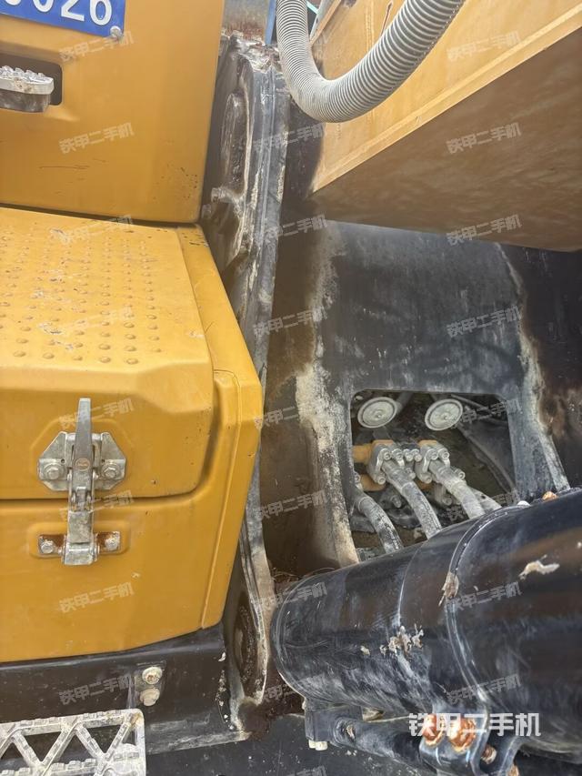 大臂油缸整体 竖拍（工作和回转装置）