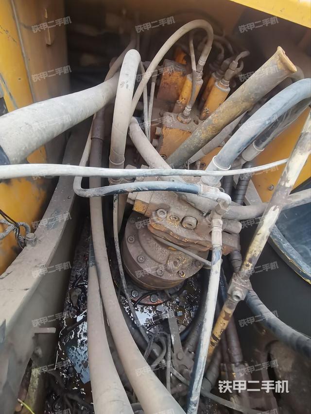 回轉(zhuǎn)馬達(dá)和主控閥（整機(jī)外觀）