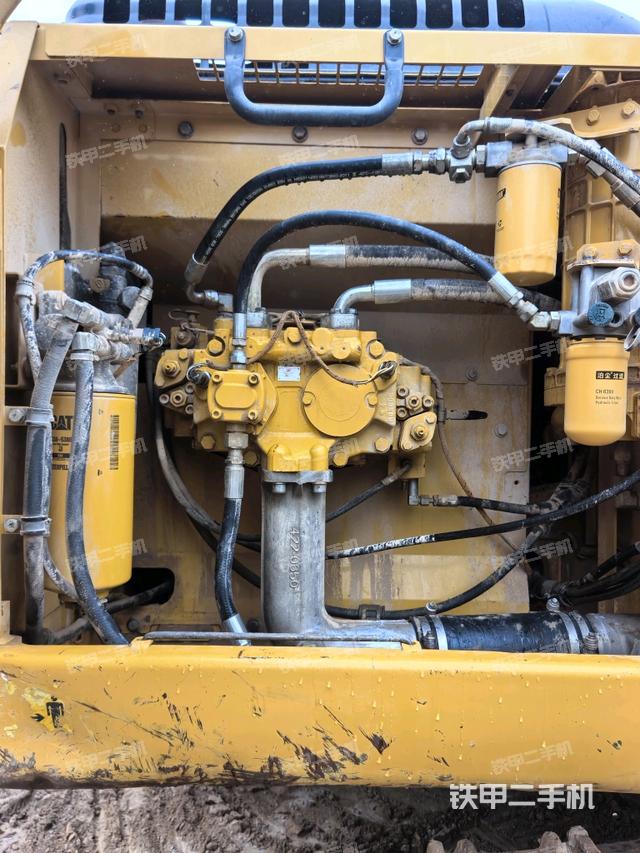 液壓泵艙室正面整體（整機(jī)外觀(guān)）