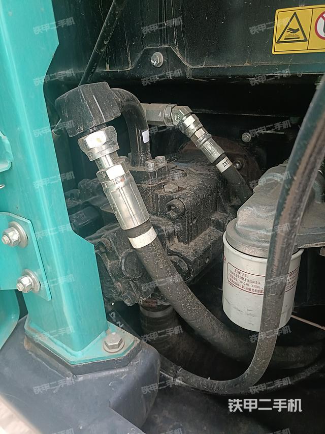 液压泵舱室正面整体（整机外观）