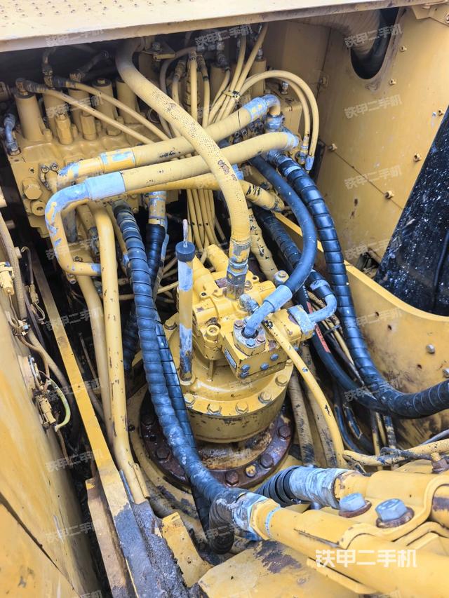 回轉(zhuǎn)馬達(dá)和主控閥（整機(jī)外觀）