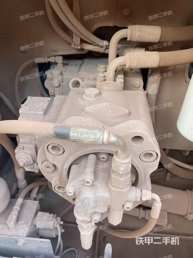 液壓泵艙室正面整體（整機外觀）