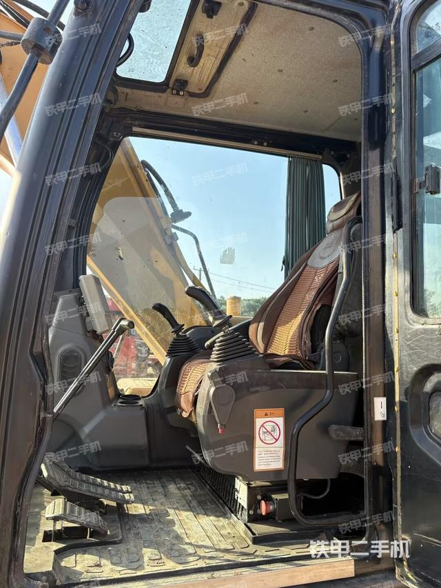 駕駛室整體（整機外觀）