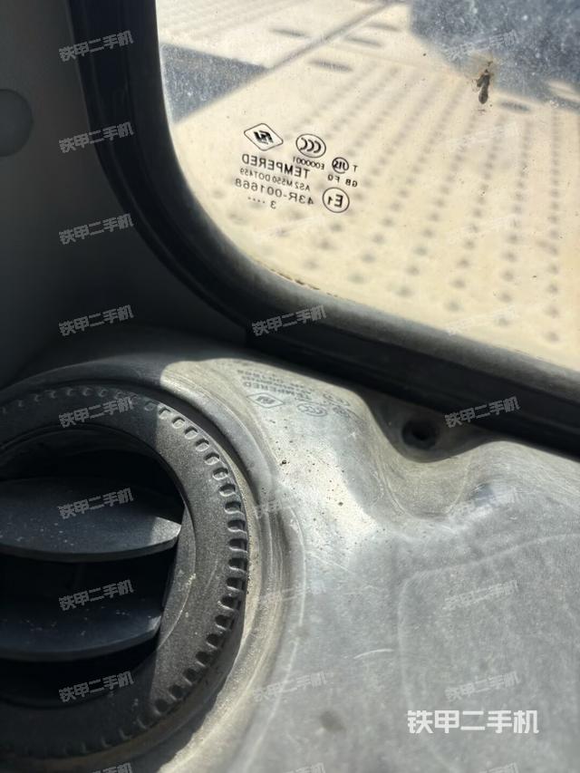 行走控制手柄和踏板?俯拍（駕駛室部分）