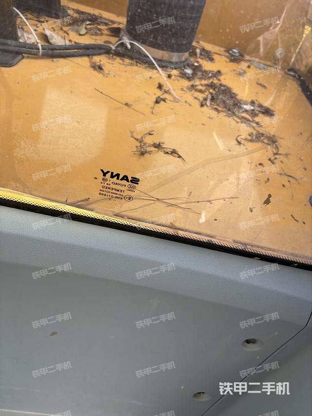 行走控制手柄和踏板 俯拍（驾驶室部分）