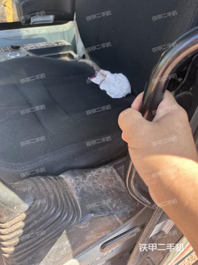 座椅右侧控制台/钥匙门/油门/含右手柄（驾驶室部分）