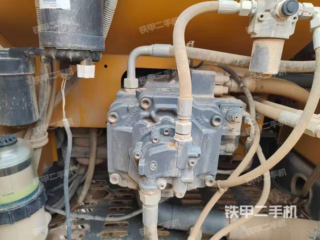 液压泵舱室正面整体（整机外观）