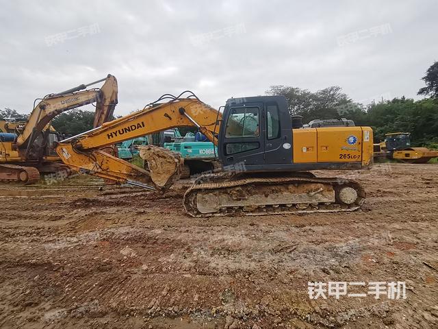 現(xiàn)代R225LC-7挖掘機(jī)