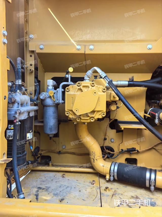 液壓泵艙室正面整體（整機外觀）