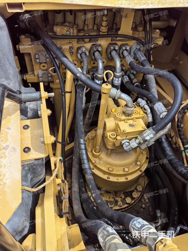 回轉(zhuǎn)馬達(dá)和主控閥（整機(jī)外觀）