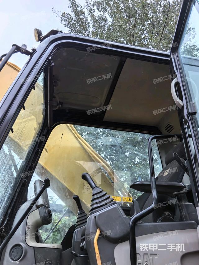 駕駛室頂部（整機外觀）