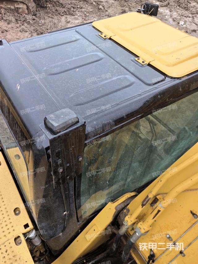 駕駛室頂部（整機外觀）