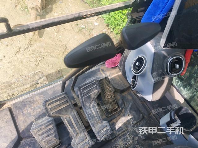 行走控制手柄和踏板 俯拍（驾驶室部分）