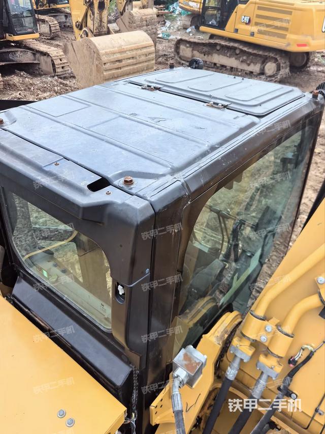 駕駛室頂部（整機外觀）