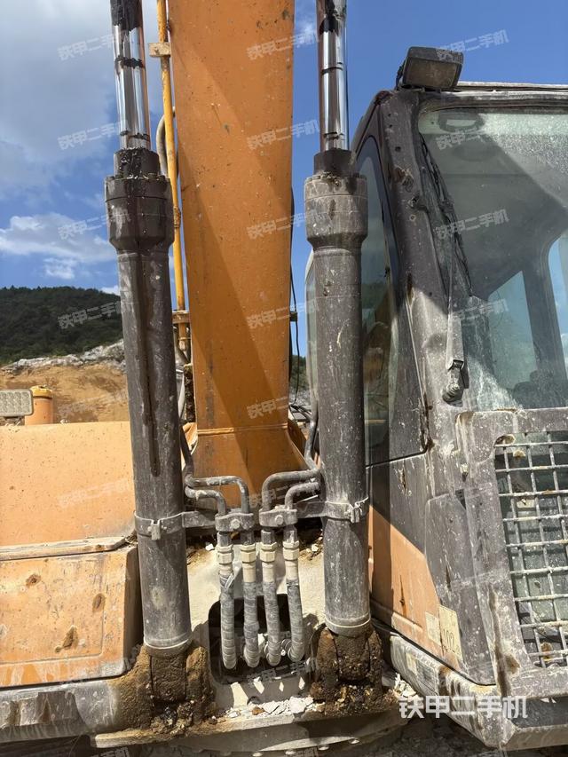 大臂油缸整体 竖拍（工作和回转装置）