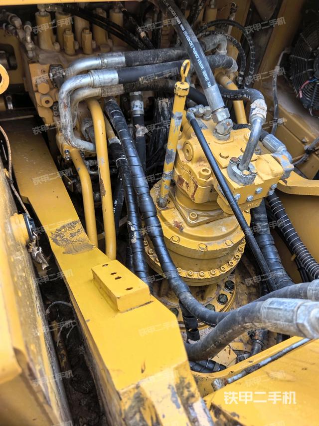 回轉(zhuǎn)馬達(dá)和主控閥（整機(jī)外觀）