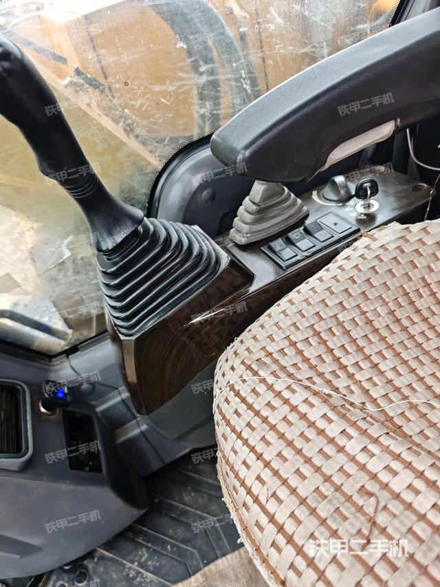 座椅右侧控制台/钥匙门/油门/含右手柄（驾驶室部分）