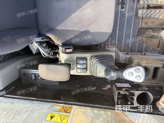 座椅左侧控制台/音响/含左手柄（驾驶室部分）