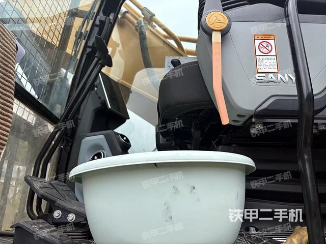 后窗玻璃角标（驾驶室部分）