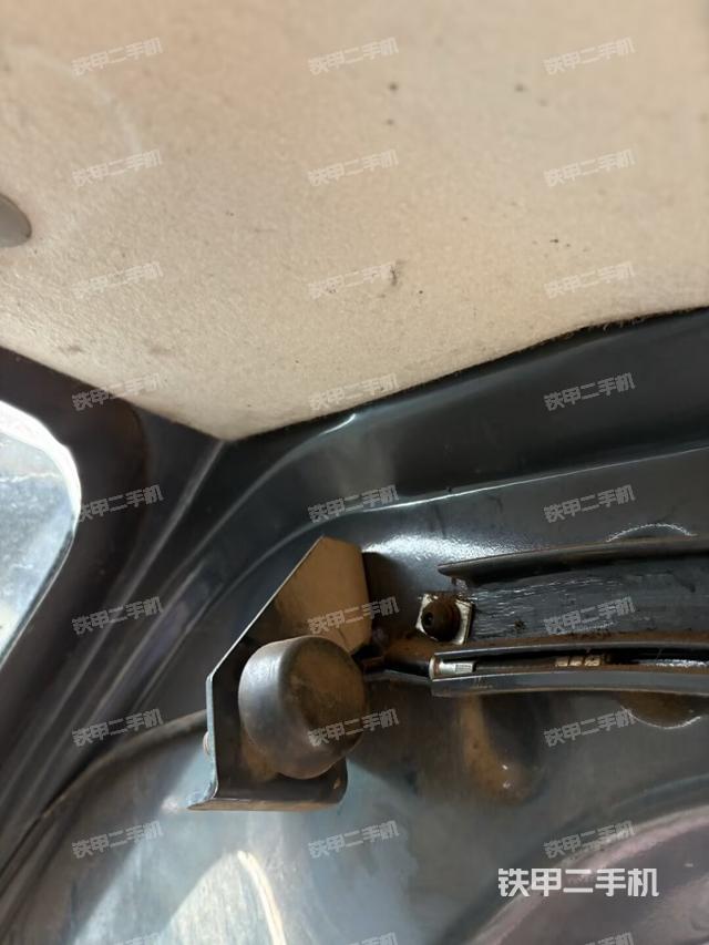 行走控制手柄和踏板?俯拍（駕駛室部分）