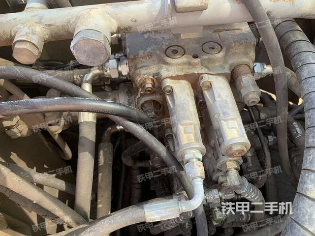 回轉(zhuǎn)馬達(dá)和主控閥（整機(jī)外觀）