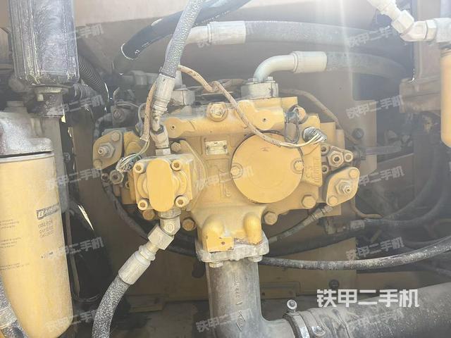 液压泵舱室正面整体（整机外观）