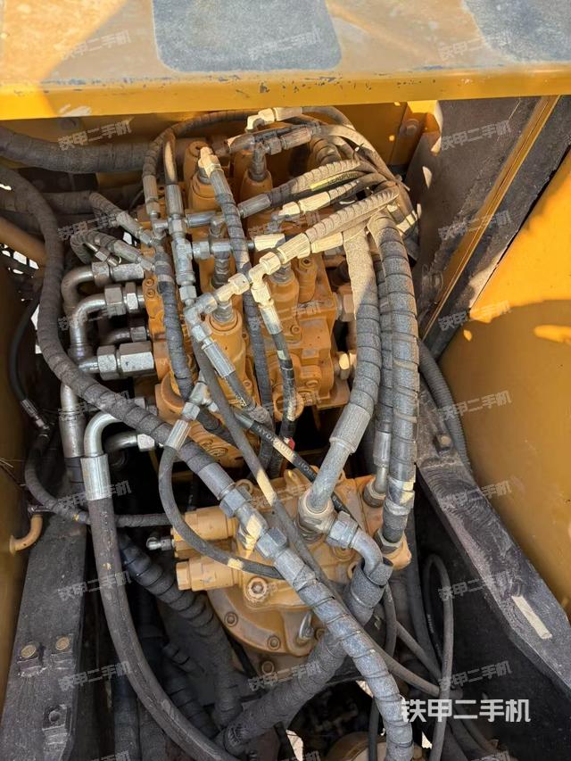 回轉(zhuǎn)馬達和主控閥（整機外觀）