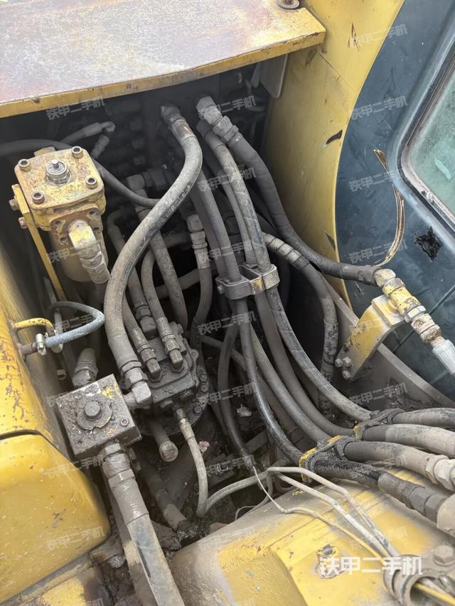 發(fā)動(dòng)機(jī)室（上車(chē)部件）