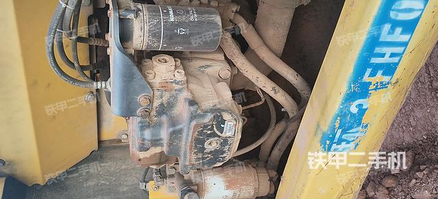 液压泵舱室正面整体（整机外观）