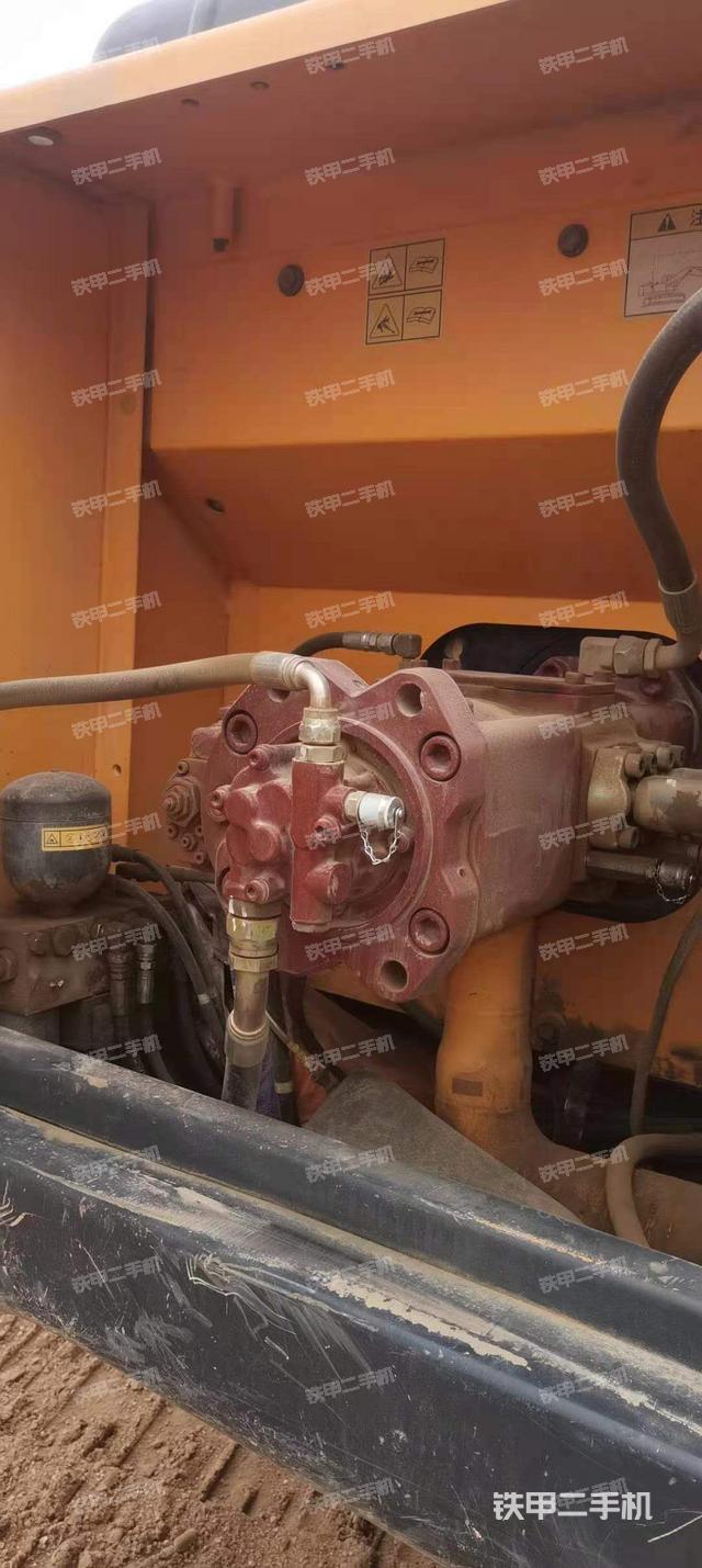 液压泵舱室正面整体（整机外观）