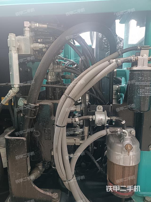 回转马达和主控阀（整机外观）