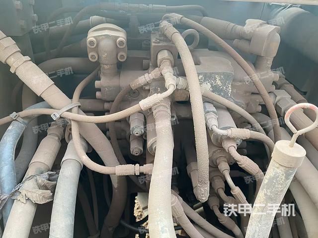 回轉(zhuǎn)馬達(dá)和主控閥（整機外觀）