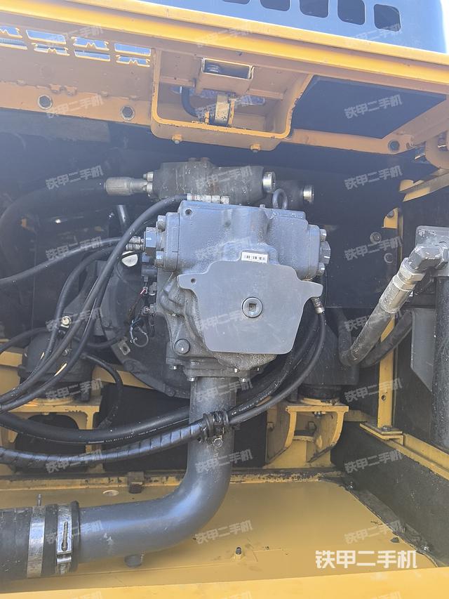 液压泵舱室正面整体（整机外观）