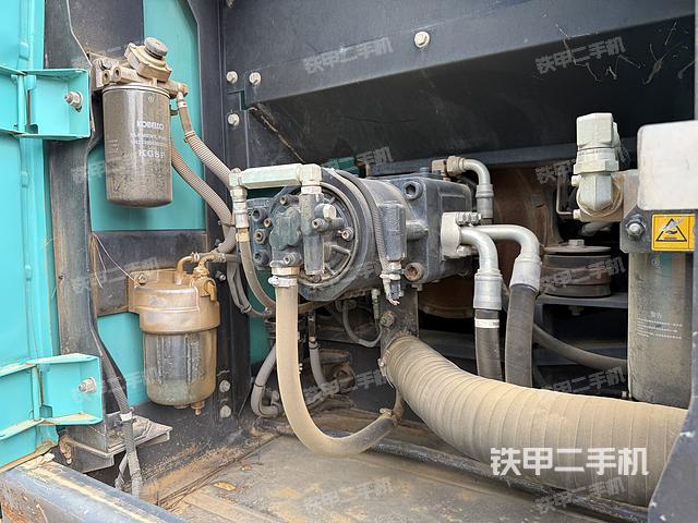 液压泵舱室正面整体（整机外观）