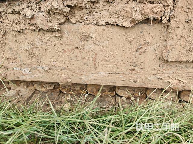 右驅(qū)動輪（行走機構(gòu)）