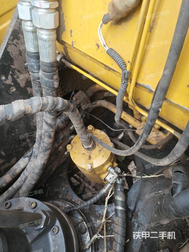 中央回轉(zhuǎn)接頭特寫(xiě)（上車(chē)部件）