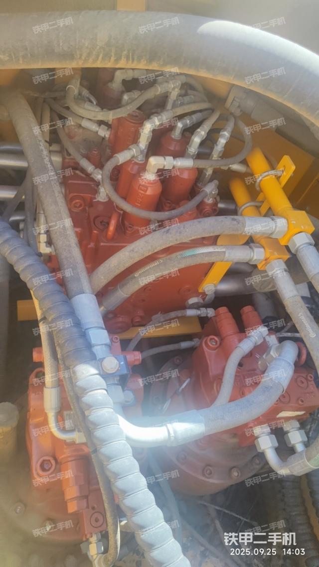 回转马达和主控阀（整机外观）