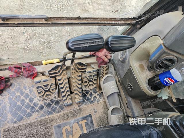 行走控制手柄和踏板?俯拍（駕駛室部分）