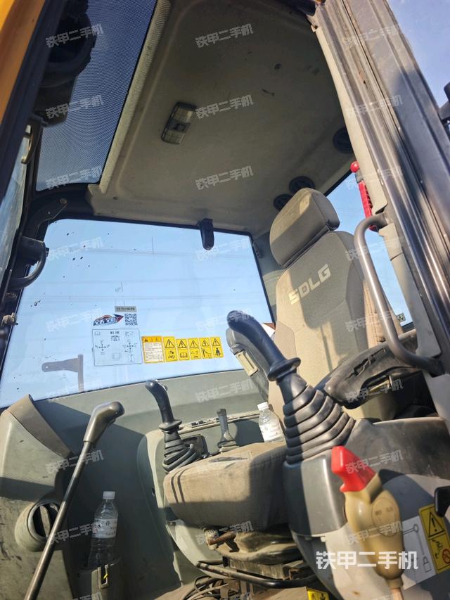 駕駛室整體（整機外觀）